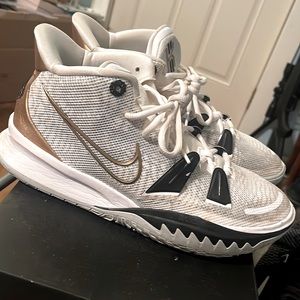 KRYIE VII. White/Metallic Gold-Black.